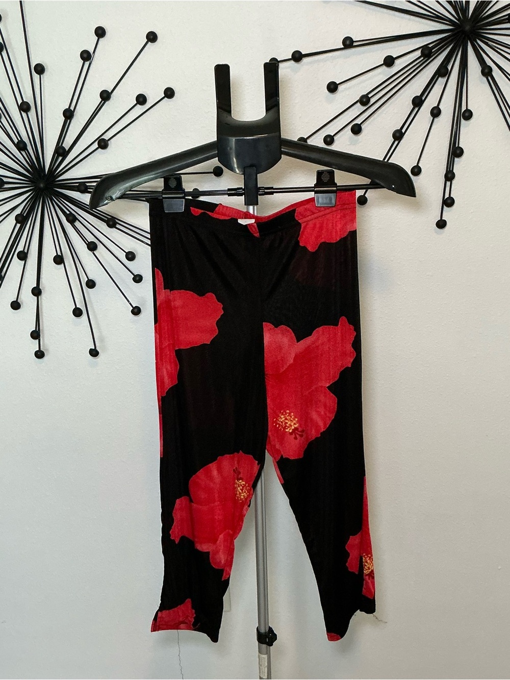 Sassy Red Floral Capri Leggings Black Stretch Pants Size Small